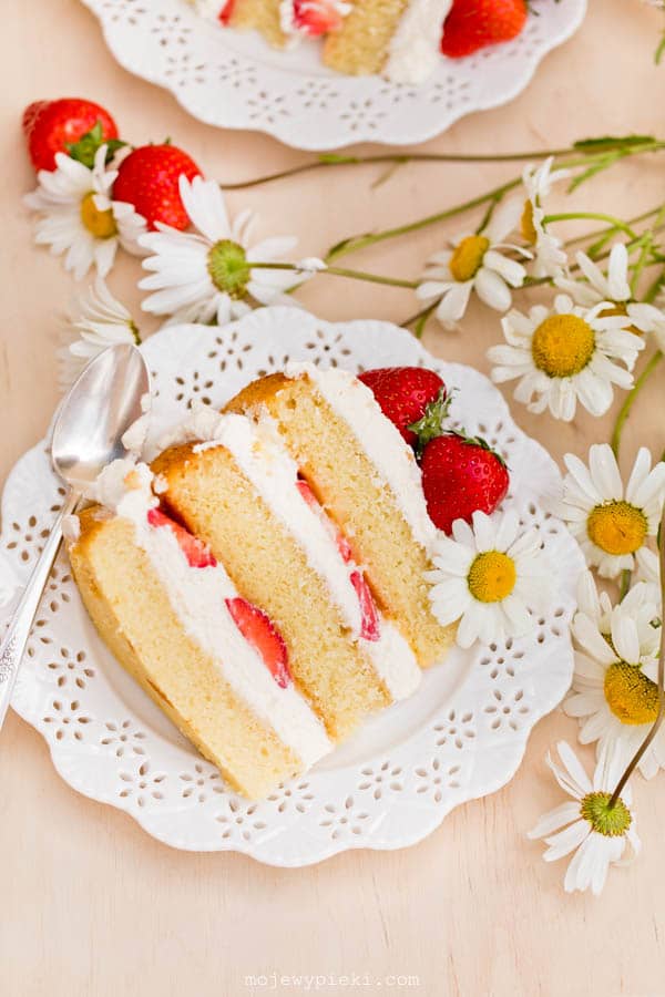 Strawberry and lemon curd cake