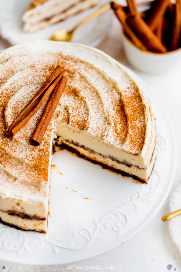 Cinnamon roll cheesecake
