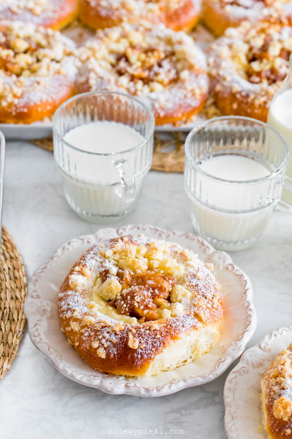 Apple curd cheese buns