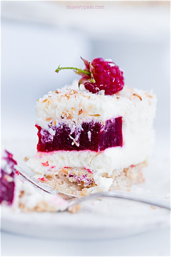 Coconut and raspberry mousse cake