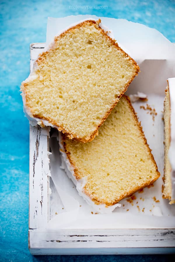 Babka z serkiem kremowym i lukrem