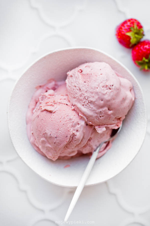 Lody z pieczonych truskawek