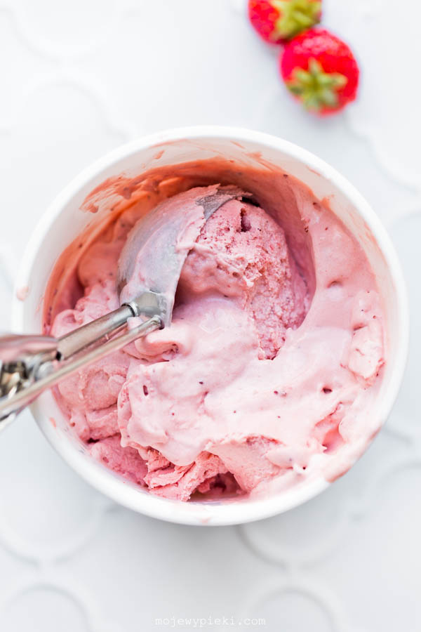 Lody z pieczonych truskawek