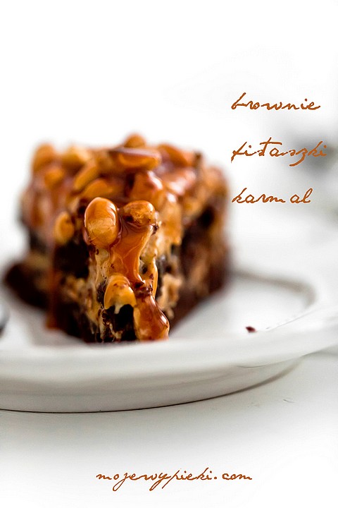 Torcik brownie z kremem fistaszkowym i karmelem