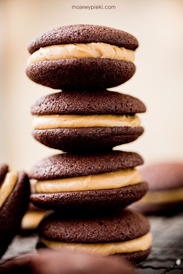 Czekoladowe whoopie pies z kremem orzechowym