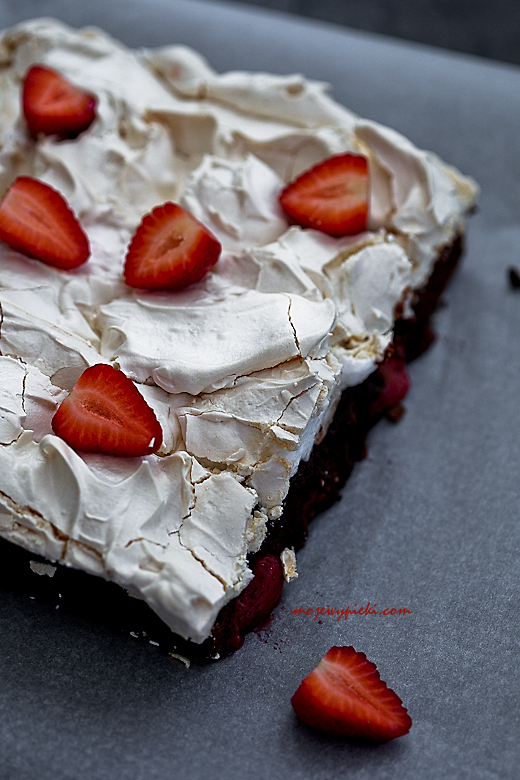 Brownie z truskawkami i bezą