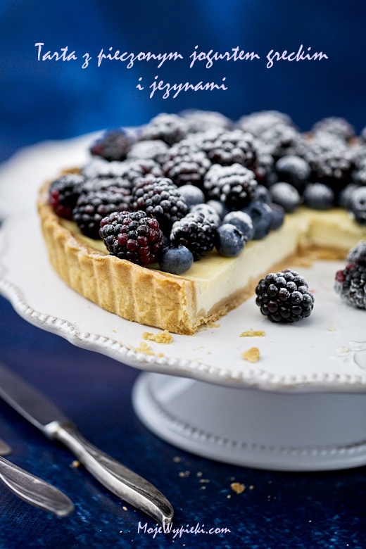 Tarta z pieczonym jogurtem greckim i owocami leśnymi