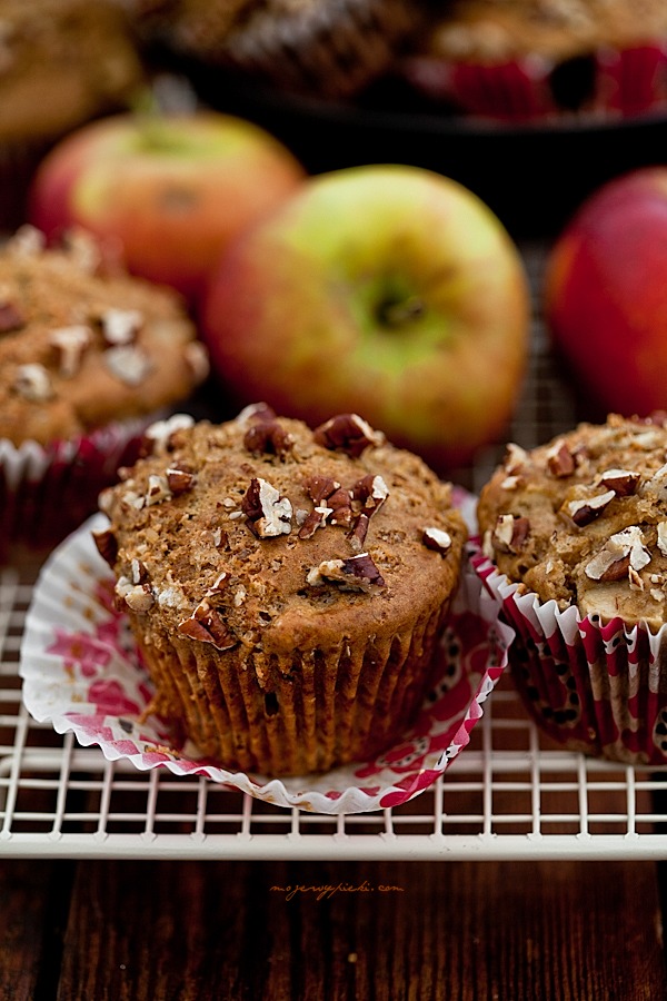 Muffinki korzenne z jabłkami i orzechową posypką