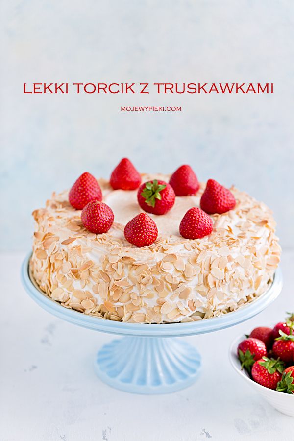 Lekki tort z truskawkami i bezą