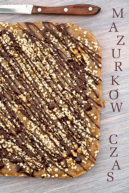 Mazurek chałwowo - orzechowy z czekoladą