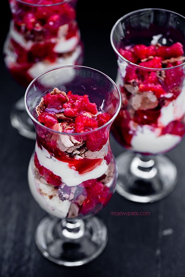 Malinowy Eton Mess