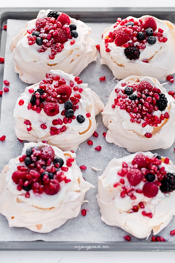 Mini-pavlova z owocami