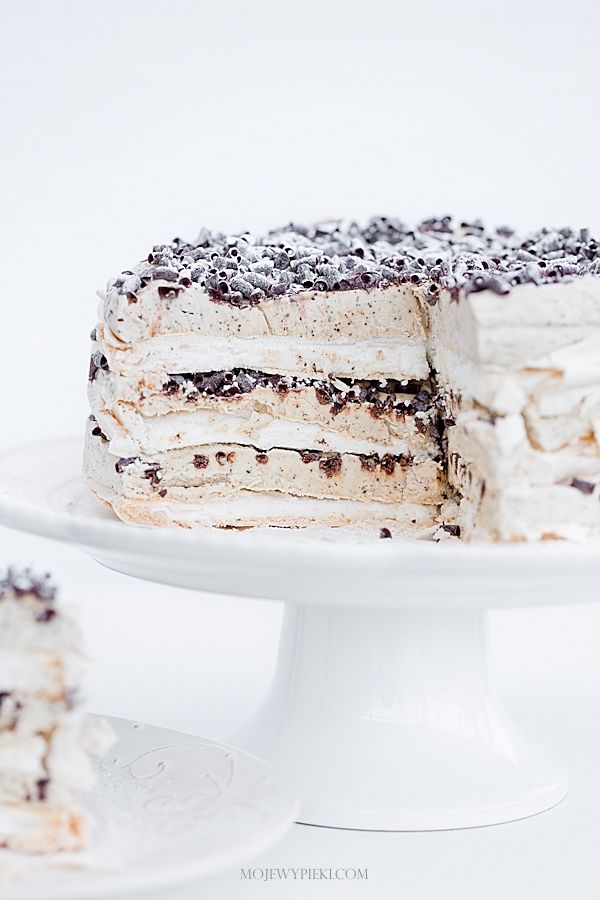 Mrożony tort bezowy tiramisu