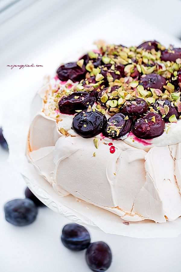 Pavlova z pieczonymi śliwkami i pistacjami