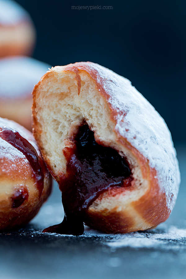 Pączki z powidłami śliwkowymi i cukrem pudrem