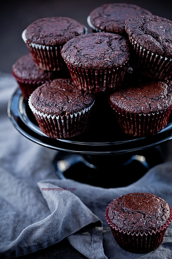 Razowe muffiny podwójnie czekoladowe