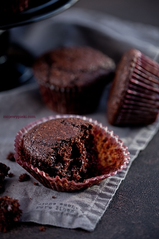 Razowe muffiny podwójnie czekoladowe