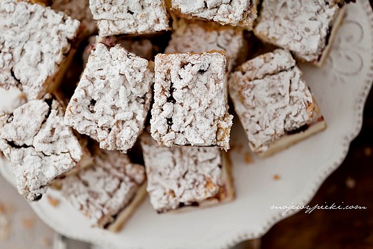 Śmietanowiec na cieście kruchym z wiśniami