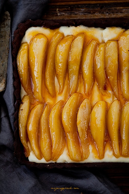 Tarta z budyniem i karmelizowanymi gruszkami