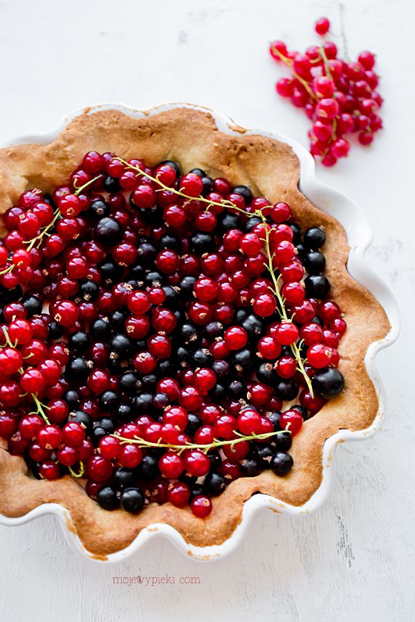 Tarta z kremem budyniowym i porzeczkami