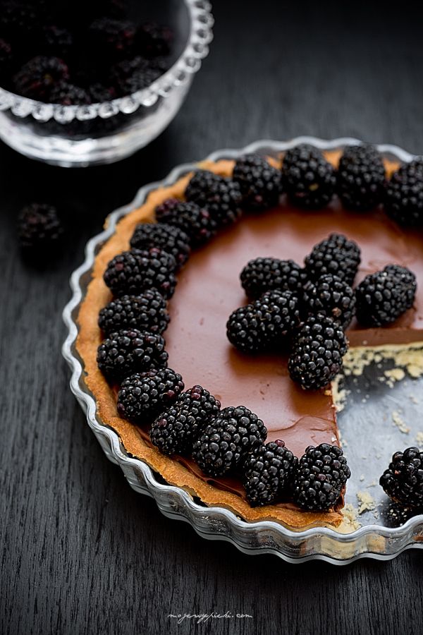 Tarta z kremem czekoladowym i jeżynami