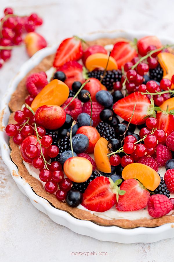 Tarta z kremem z białej czekolady i owocami lata