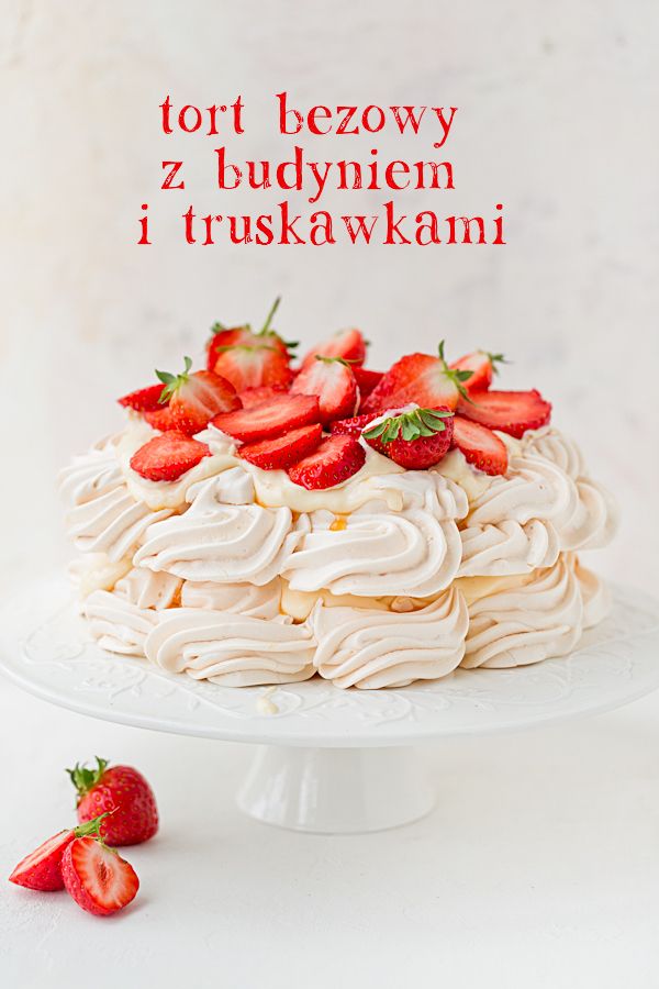 Tort bezowy z budyniem i truskawkami