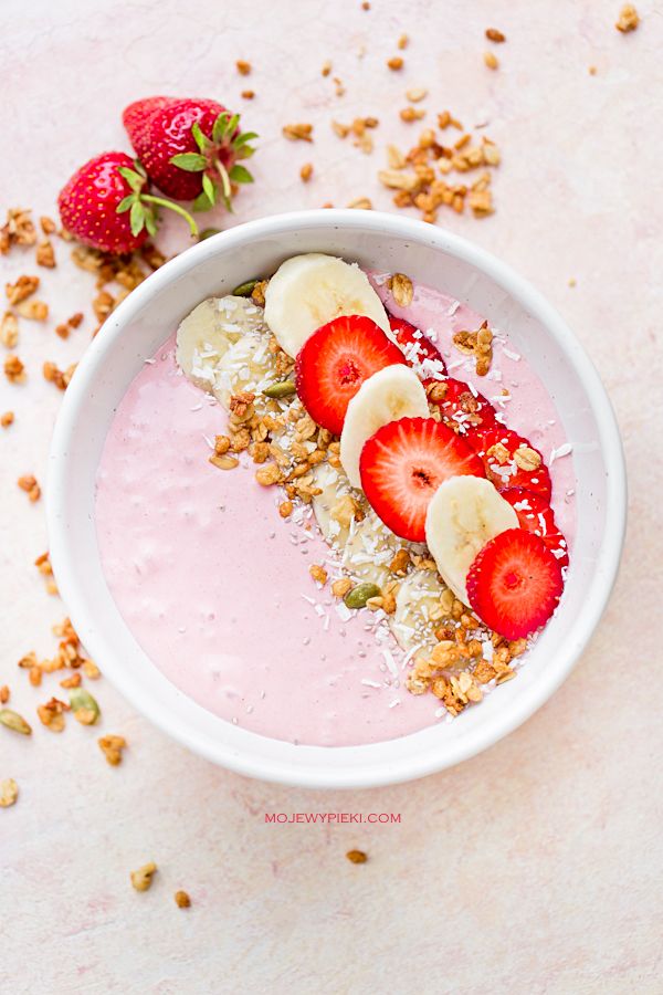 Truskawkowe smoothie bowl