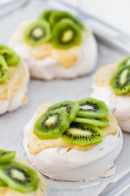 Wiosenna mini pavlova z limonkami i kiwi