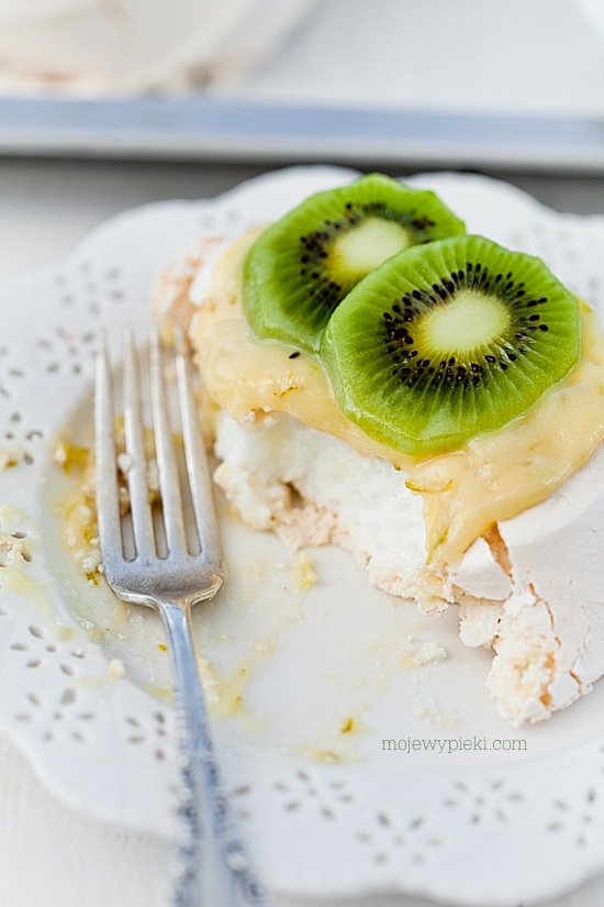 Wiosenna mini pavlova z limonkami i kiwi