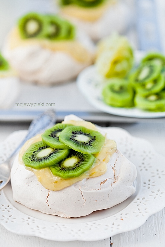 Wiosenna mini-pavlova z limonkami i kiwi