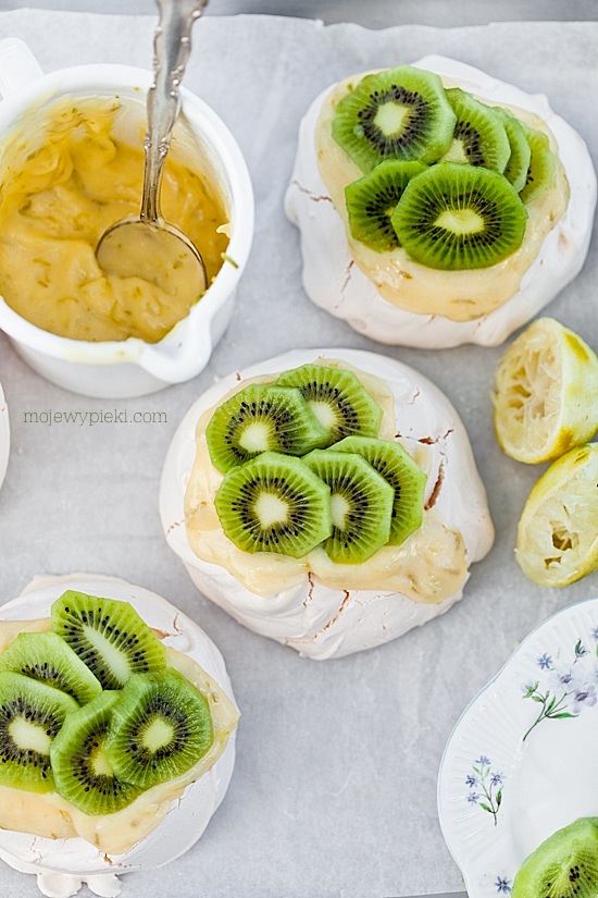 Wiosenna mini pavlova z limonkami i kiwi