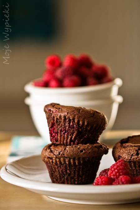 Babeczki czekoladowe (brownies) z malinami