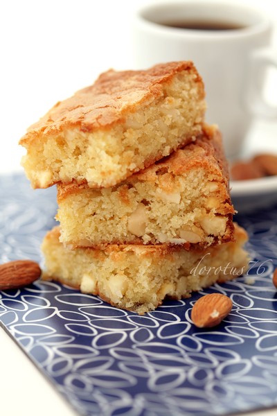 Brownies z białą czekoladą i migdałami (blondies)