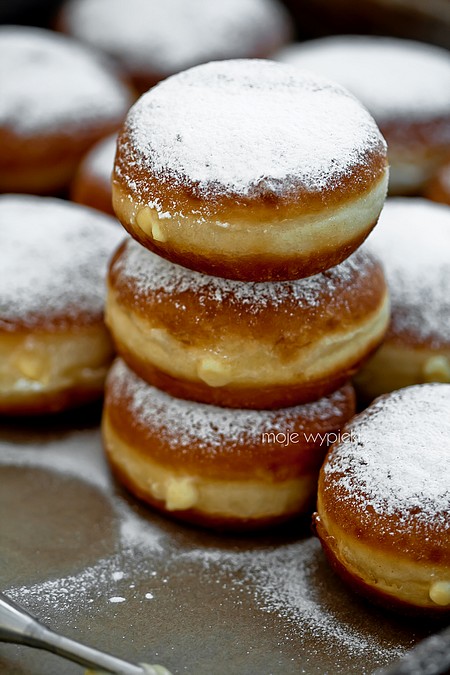 Bomboloni – włoskie pączki z kremem budyniowym