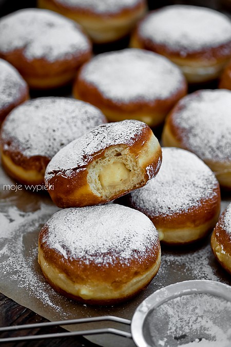 Bomboloni - włoskie pączki z kremem budyniowym