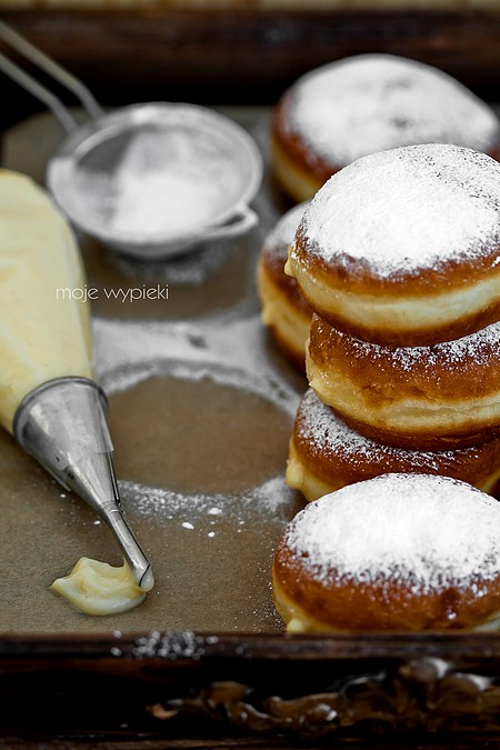 Bomboloni - włoskie pączki z kremem budyniowym