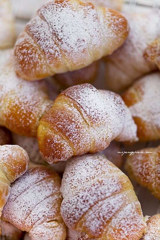 Drożdżowe rogaliki z twarożkiem