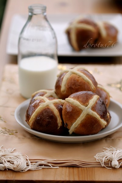 Hot Cross Buns (tradycyjne angielskie bułeczki)