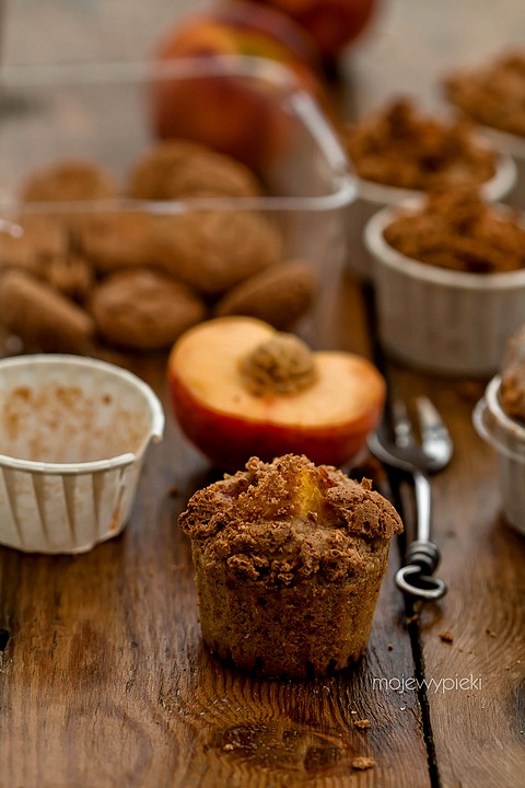 Orkiszowe muffinki z brzoskwiniami i amaretti