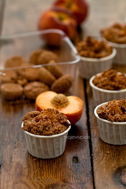 Orkiszowe muffinki z brzoskwiniami i amaretti