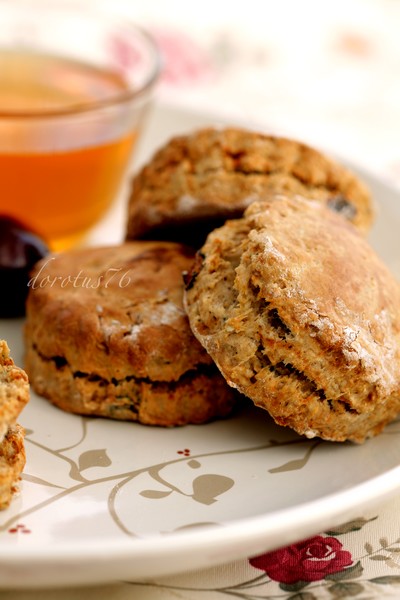 Scones z muesli i miodem