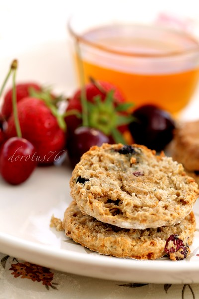 Scones z muesli i miodem