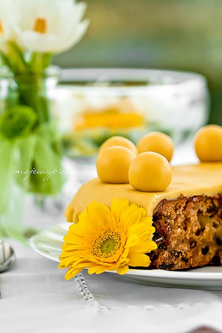 Simnel cake - angielskie ciasto wielkanocne z marcepanem