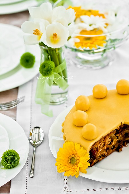 Simnel cake - angielskie ciasto wielkanocne z marcepanem