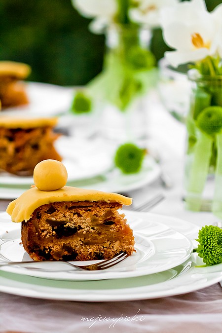 Simnel cake - angielskie ciasto wielkanocne z marcepanem