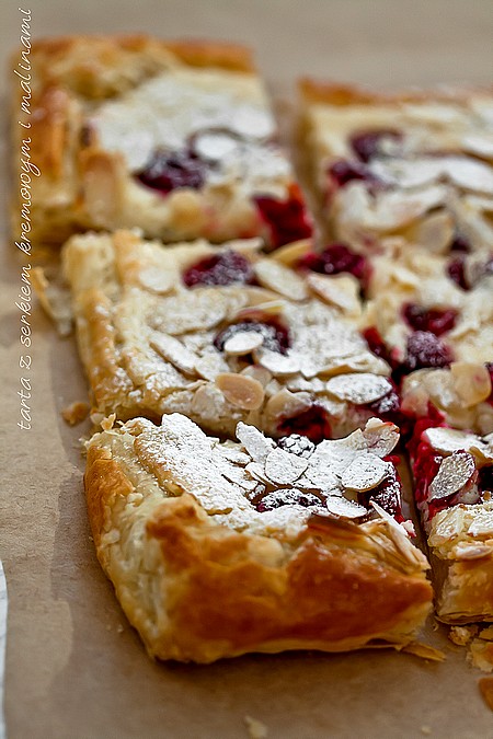 Tarta z serkiem kremowym i malinami na cieście francuskim