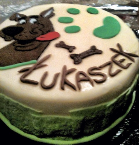 Tort scooby doo na bazie mlecznej kanapki.