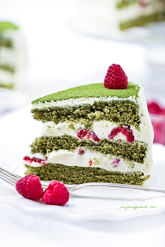 Zielony tort matcha z malinami