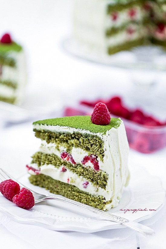 Zielony tort matcha z malinami